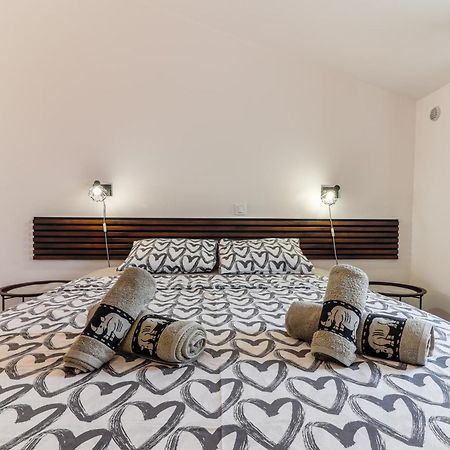 Sunshine Apartments Funtana With Balcony And Sea View Екстер'єр фото